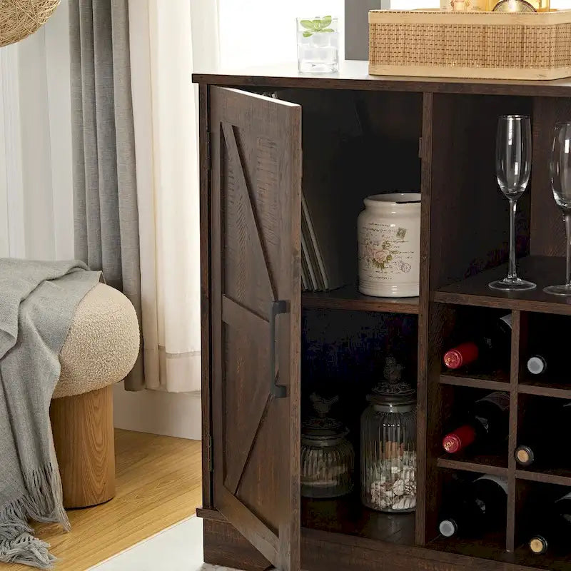 Mobile bar da caffè in stile rustico con portabottiglie e anta da fienile
