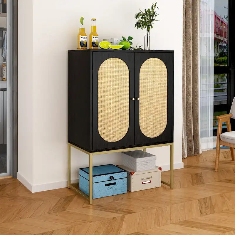 Hoher Schrank mit 2 Türen, natürlichem Rattan, integrierter verstellbarer Einlegeboden, freistehender Schrank